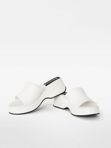 Bershka Pantolette in Weiß