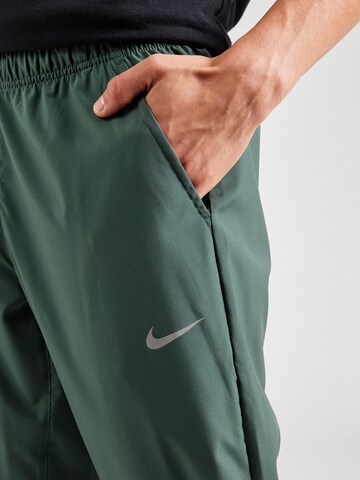 Tapered Pantaloni sportivi 'Form' di NIKE in verde