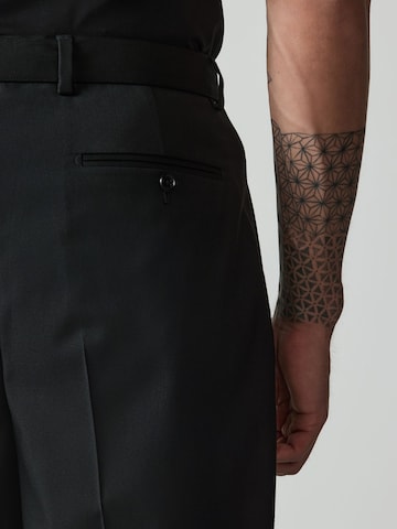 Loosefit Pantaloni con piega frontale di Next in nero