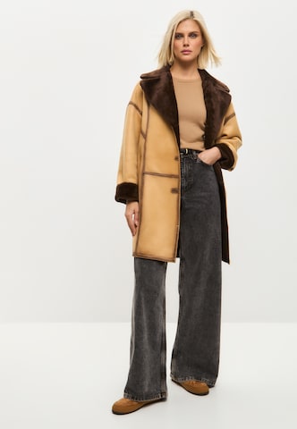 CESARE GASPARI Tussenmantel in Beige