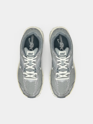 Nike Sportswear Matalavartiset tennarit 'Air Max Moto 2K' värissä harmaa