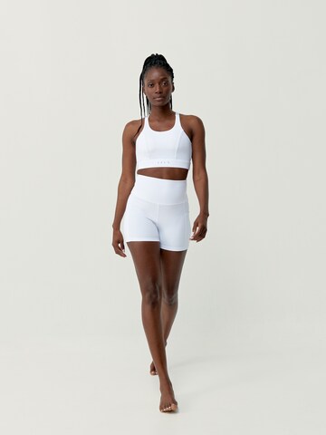 Born Living Yoga Skinny Sportshorts 'Cira' in Weiß