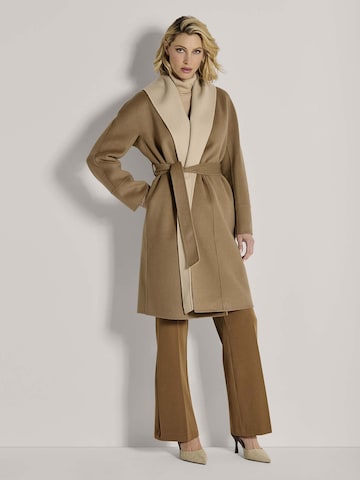 MADELEINE Tussenmantel in Beige: voorkant
