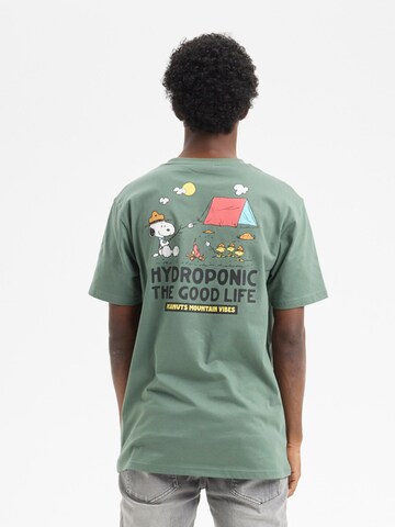 hydroponic - Camiseta 'Hydroponic x Peanuts Regular-Fit Short-Sleeve Campfire T-Shirt' en verde