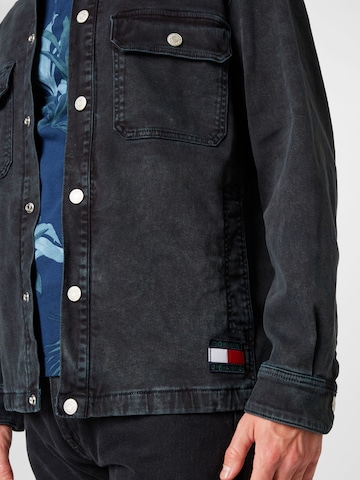 Tommy Jeans Regular fit Φθινοπωρινό και ανοιξιάτικο μπουφάν σε μαύρο