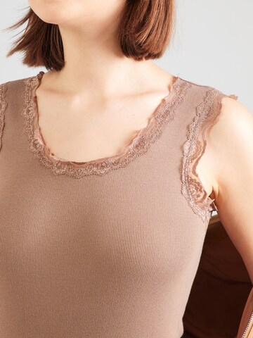 Fransa Τοπ 'FRHIZAMOND' σε καφέ