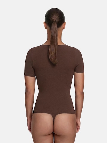 Body modellante 'T-Shirt Bodysuit Sculpting Shapewear mit String' di cfab (formerly creamy fabrics) in marrone
