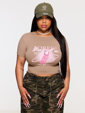 Tricou 'ESSENTIALS BABY TEE' de la FIVE STAR GIRL pe bej: față