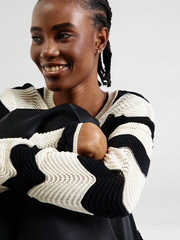 ABOUT YOU Sweater 'Senta' in Black