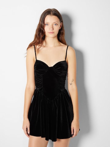 Robe de cocktail Bershka en noir : devant