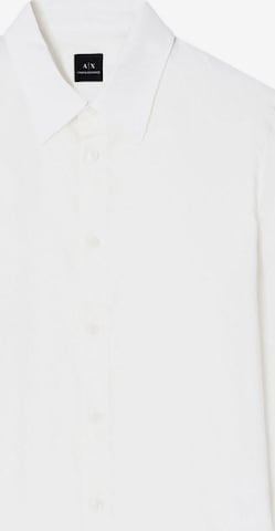 Coupe regular Chemise 'Camicie' ARMANI EXCHANGE en blanc : devant