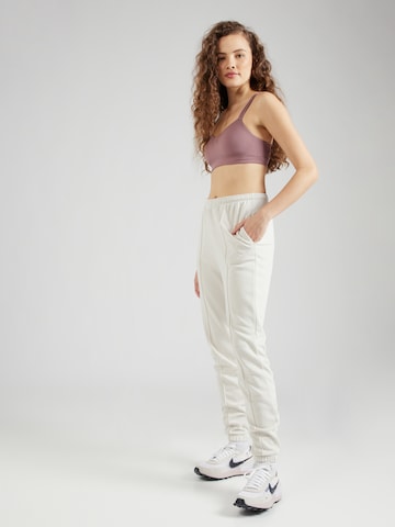 Tapered Pantaloni 'Chill' di Nike Sportswear in bianco