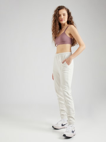 Effilé Pantalon Nike Sportswear en blanc