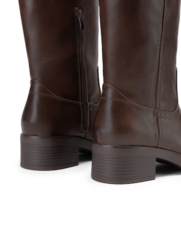 Dream Pairs Boots in Brown