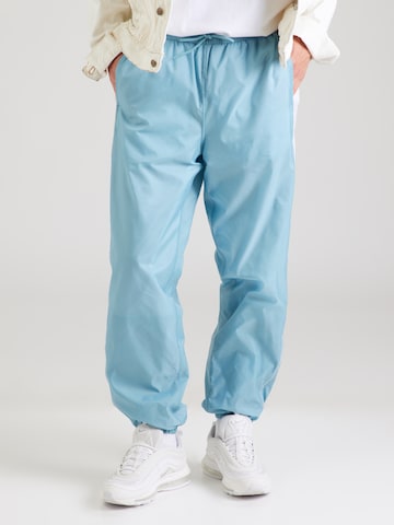 Tapered Pantaloni 'CLUB' de la Nike Sportswear pe albastru: față