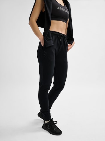 Hummel Regular Workout Pants in Black: front