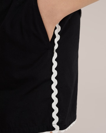 WE Fashion Ohlapna forma Hlače | črna barva