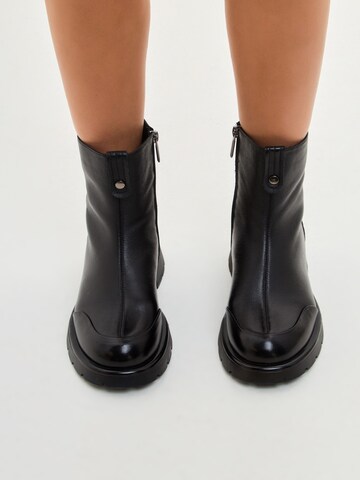 CESARE GASPARI Ankle Boots in Schwarz: Vorderseite