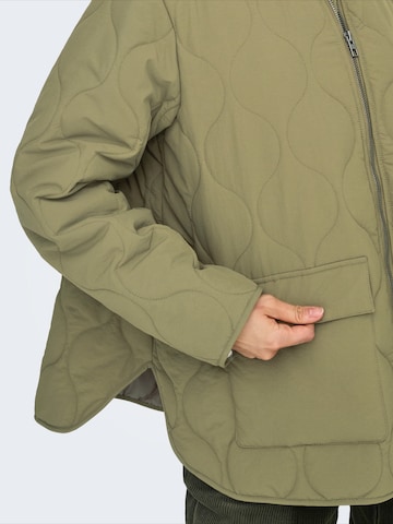 JDY Демисезонная куртка 'JDYRAYA' в Зеленый