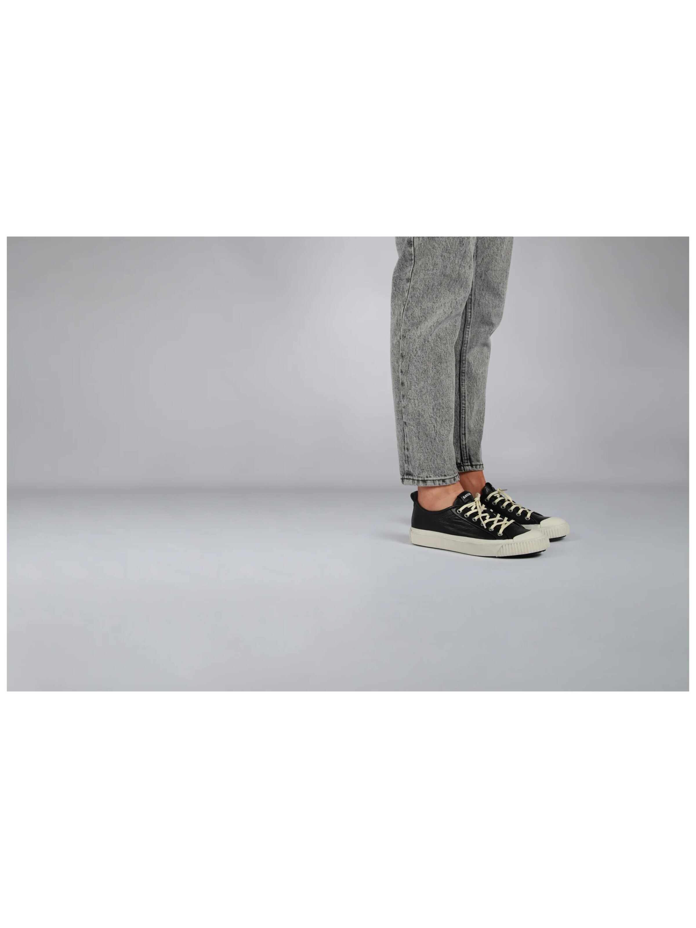 BLACKSTONE Låg sneaker 'Zoey' i svart