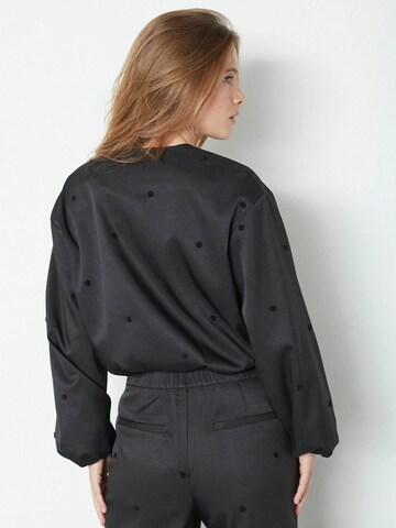 Veste mi-saison 'Clover' co'couture en noir
