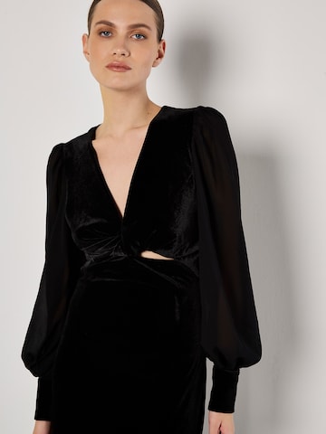 Apricot Dress ' ' in Black