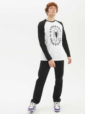 hydroponic - Camiseta 'Hydroponic Skorpio Long-Sleeve Graphic T-Shirt' en blanco