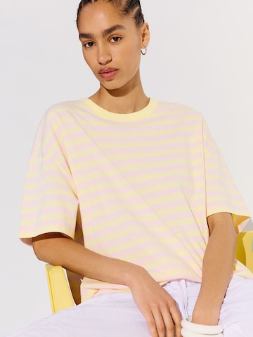 T-shirt Bershka en jaune