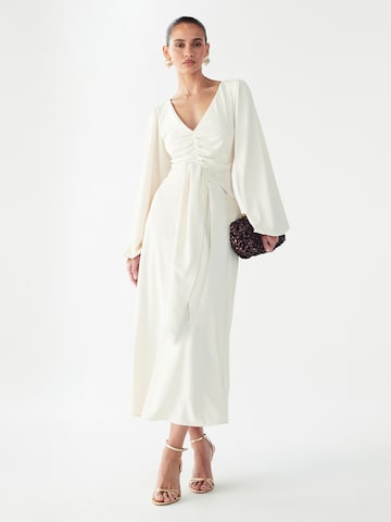 Willa Večerné šaty 'Gwen' - Biela: predná strana