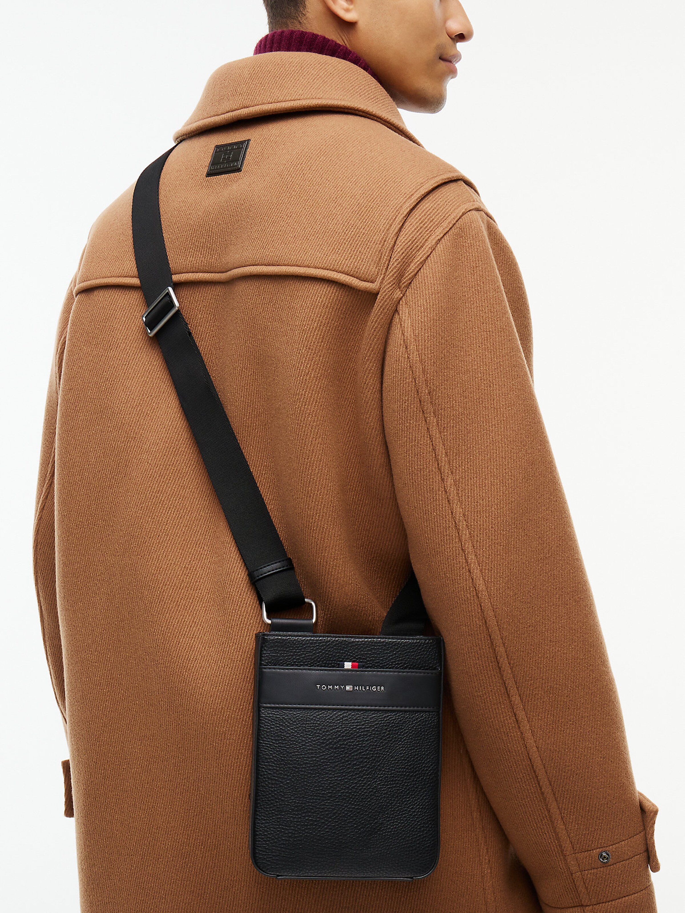 TOMMY HILFIGER Crossbody Bag in Black: front