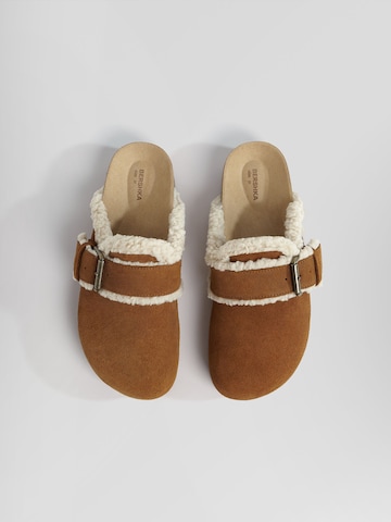 Bershka Slipper in Brown