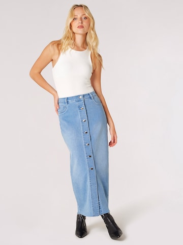 Apricot Button Down Denim Midi Skirt ' ' in Blau: Vorderseite