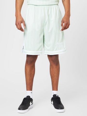 Regular Pantalon Karl Kani en vert : devant