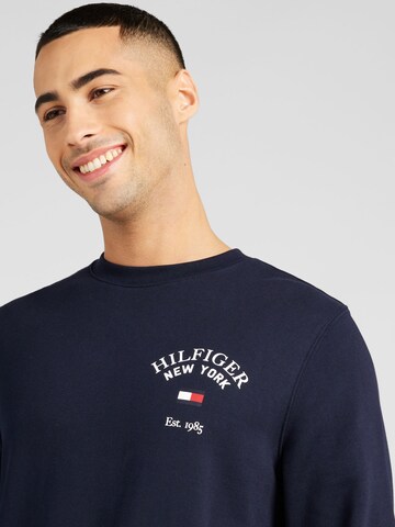 TOMMY HILFIGER Sweatshirt 'ARCHED VARSITY' in Blau