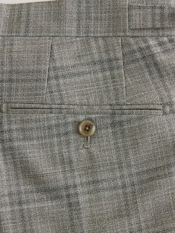 regular Pantaloni con piega frontale di Next in grigio