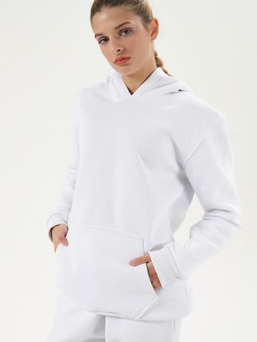 LOUIS LECLER Sweatshirt 'Nora' in Weiß