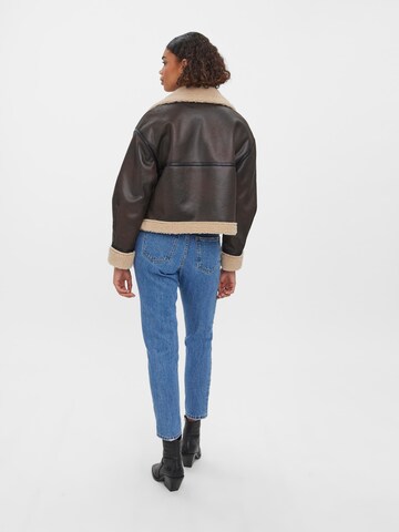 Veste mi-saison 'PIXIE' VERO MODA en marron