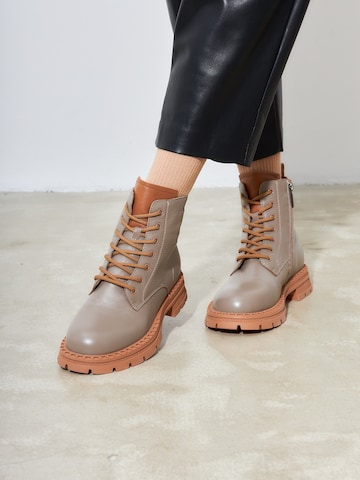 CESARE GASPARI Veterlaarsjes in Beige