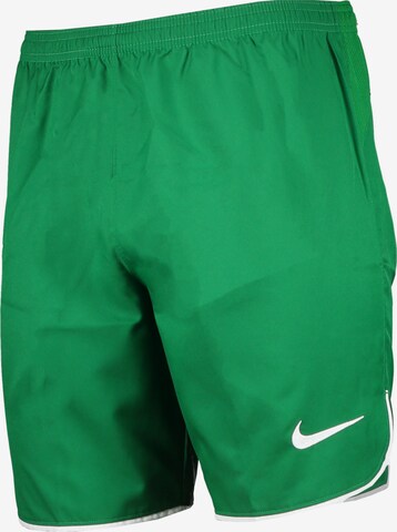 Loosefit Pantaloni sportivi di NIKE in verde: frontale
