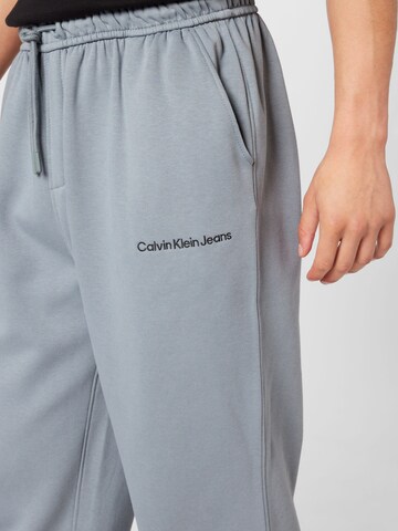 Calvin Klein Jeans Дънки Tapered Leg Панталон 'INSTITUTIONAL' в сиво