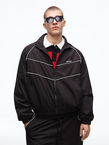 Bershka Преходно яке в черно: отпред