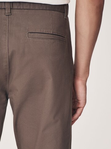 regular Pantaloni chino di Next in marrone
