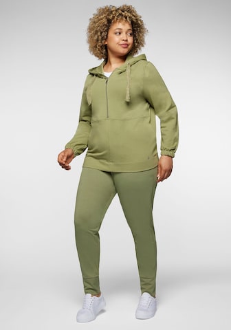 SHEEGO - Slimfit Pantalón plisado en verde