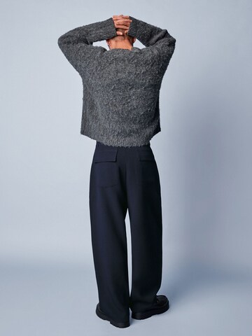 Bershka Baggy Pleat-Front Pants in Blue