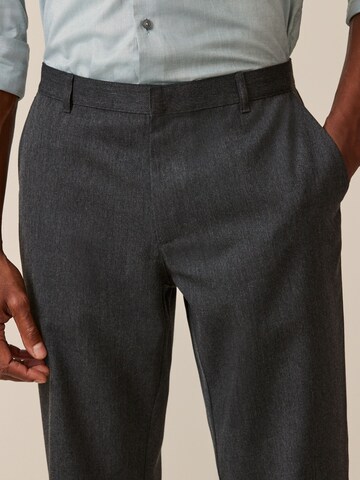 Next - regular Pantalón de pinzas en gris