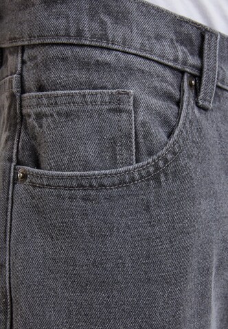 Urban Classics - Loosefit Vaquero en gris