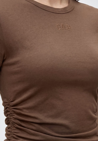 Tricou de la GAP pe maro