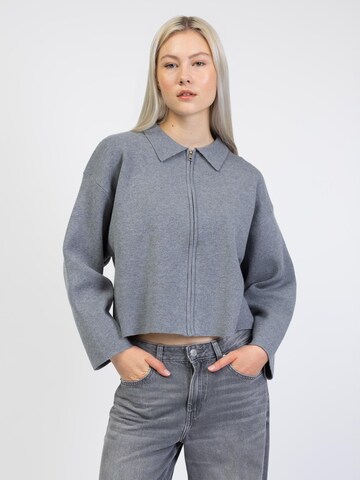 BROKE + SCHÖN Knit Cardigan in Grey: front