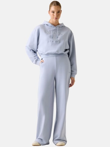 GUESS Sweatshirt i blå