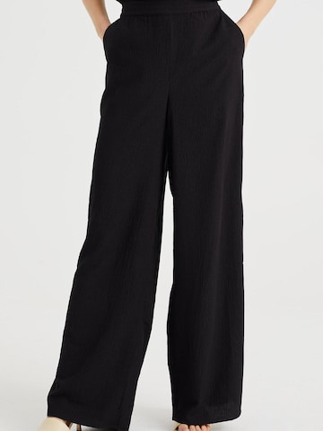 WE Fashion Loose fit Trousers in Black: front